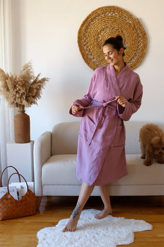 Plum muslin bathrobe side view showing handwoven 4-layer gauze weave texture by Vivamaison