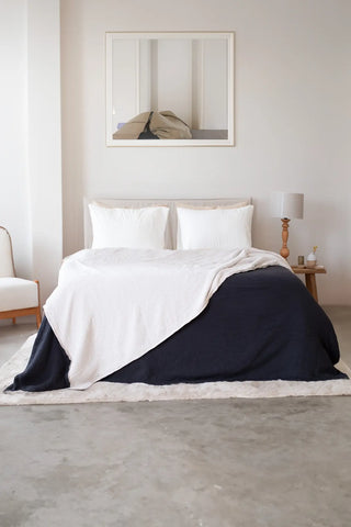 Black Light Beige reversible double-sided 8-layer muslin bedspread bedroom lifestyle. Handwoven Denizli, OEKO-TEX. Vivamaison