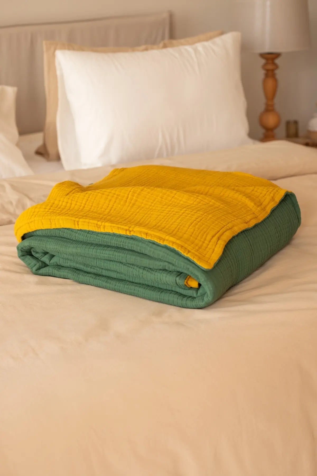 Mustard Dark Green reversible double-sided 8-layer muslin bedspread folded bedroom. Handwoven Denizli, OEKO-TEX. Vivamaison.