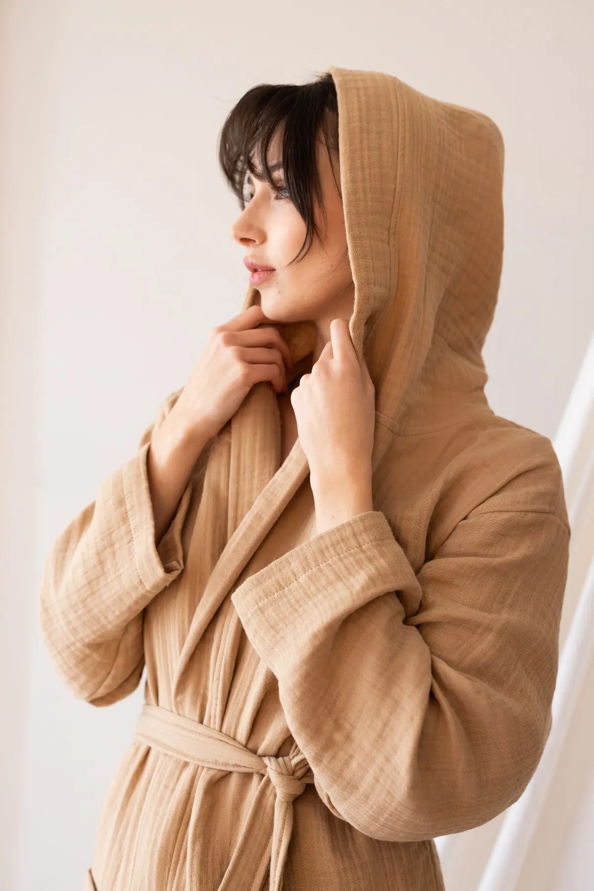 Caramel handwoven 4-layer muslin hooded Turkish cotton bathrobe hood side. Denizli, OEKO-TEX. Vivamaison.