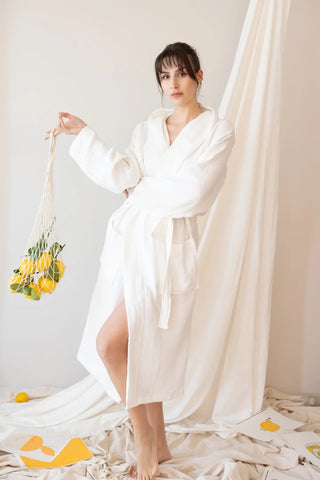 White handwoven 4-layer muslin hooded Turkish cotton bathrobe full length. Denizli, OEKO-TEX. Vivamaison.