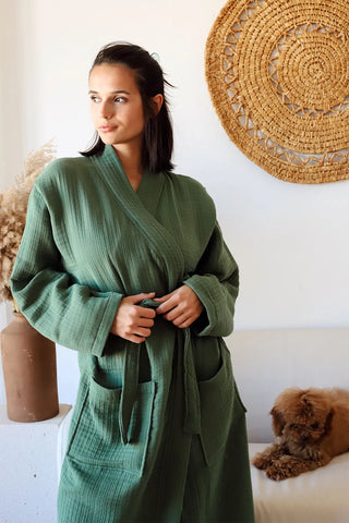 Dark green 4-layer muslin kimono bathrobe front full. Handwoven Turkish cotton Denizli, OEKO-TEX. Vivamaison.