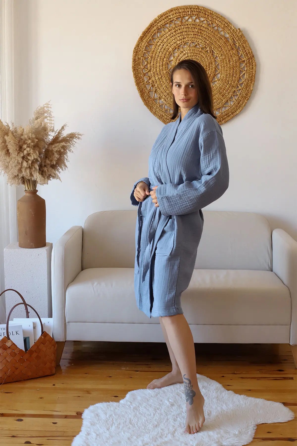 Light blue 4-layer muslin kimono bathrobe side lifestyle. Handwoven Turkish cotton Denizli, OEKO-TEX. Vivamaison.