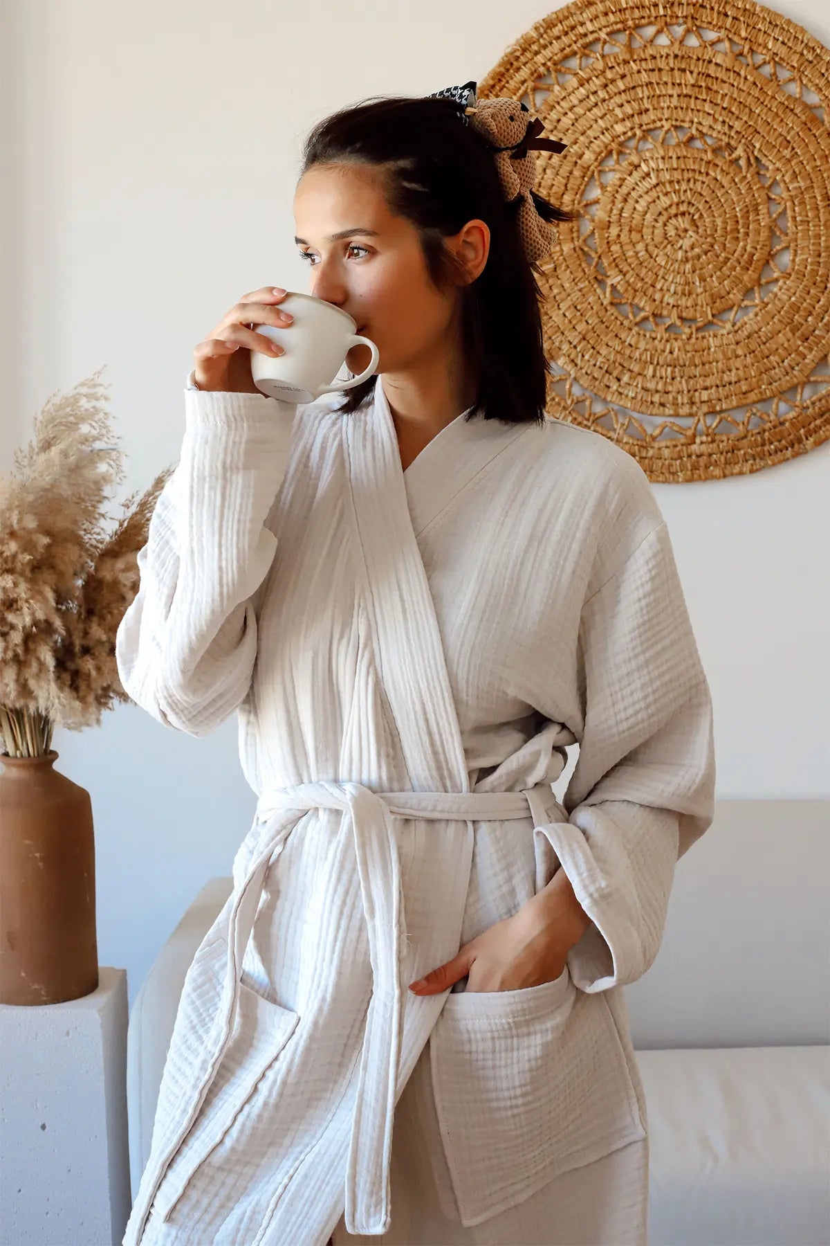 Light gray 4-layer muslin kimono bathrobe side lifestyle. Handwoven Turkish cotton Denizli, OEKO-TEX. Vivamaison.