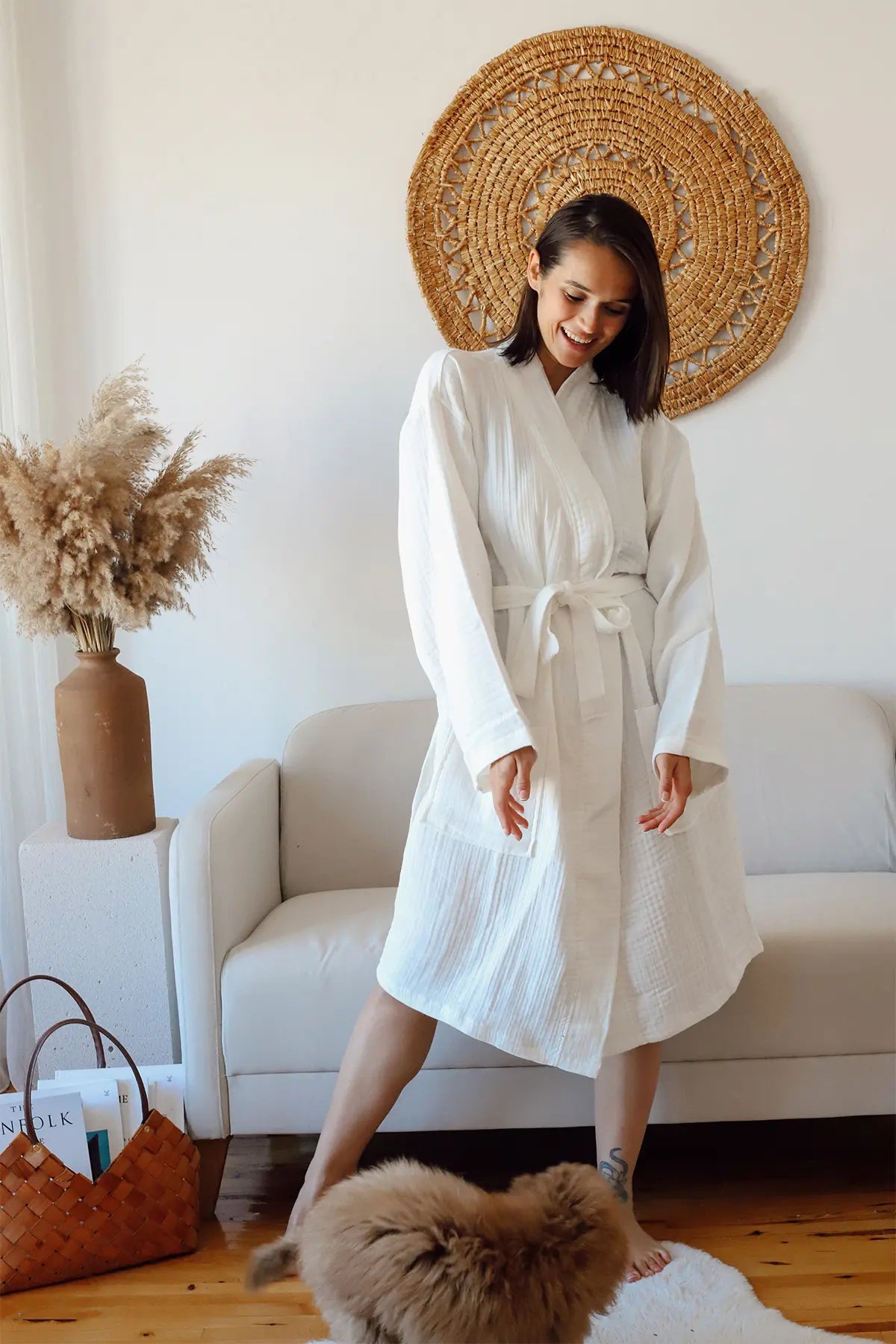 White 4-layer muslin kimono bathrobe detail closeup. Handwoven Turkish cotton Denizli, OEKO-TEX. Vivamaison.