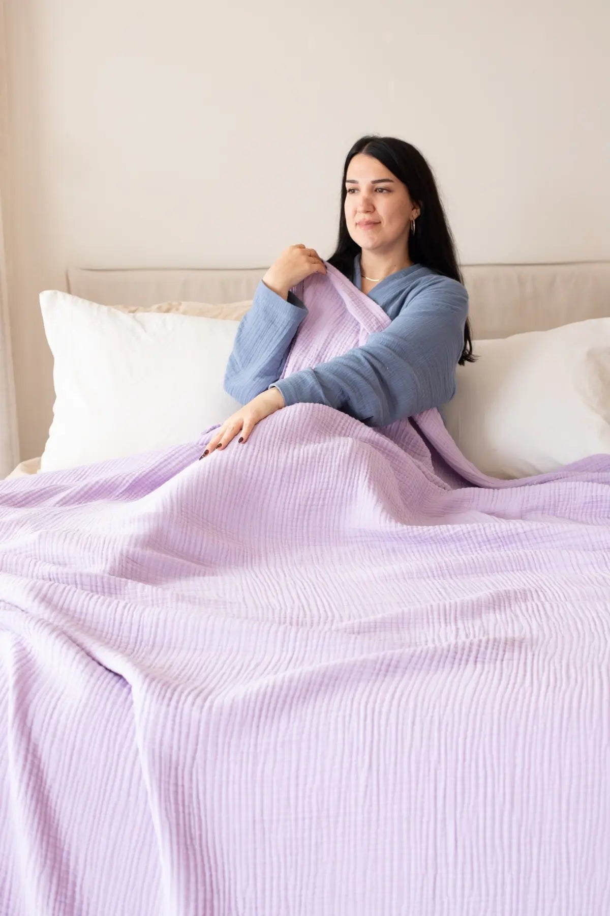 Lilac handwoven 4-layer muslin Turkish cotton bedspread lifestyle. Long-staple Denizli, OEKO-TEX. Vivamaison.