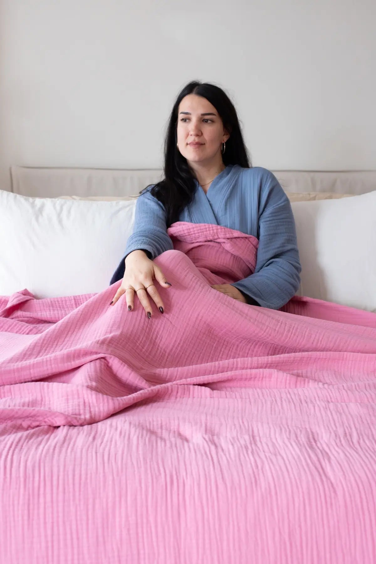 Pink handwoven 4-layer muslin Turkish cotton bedspread lifestyle. Long-staple Denizli, OEKO-TEX. Vivamaison.