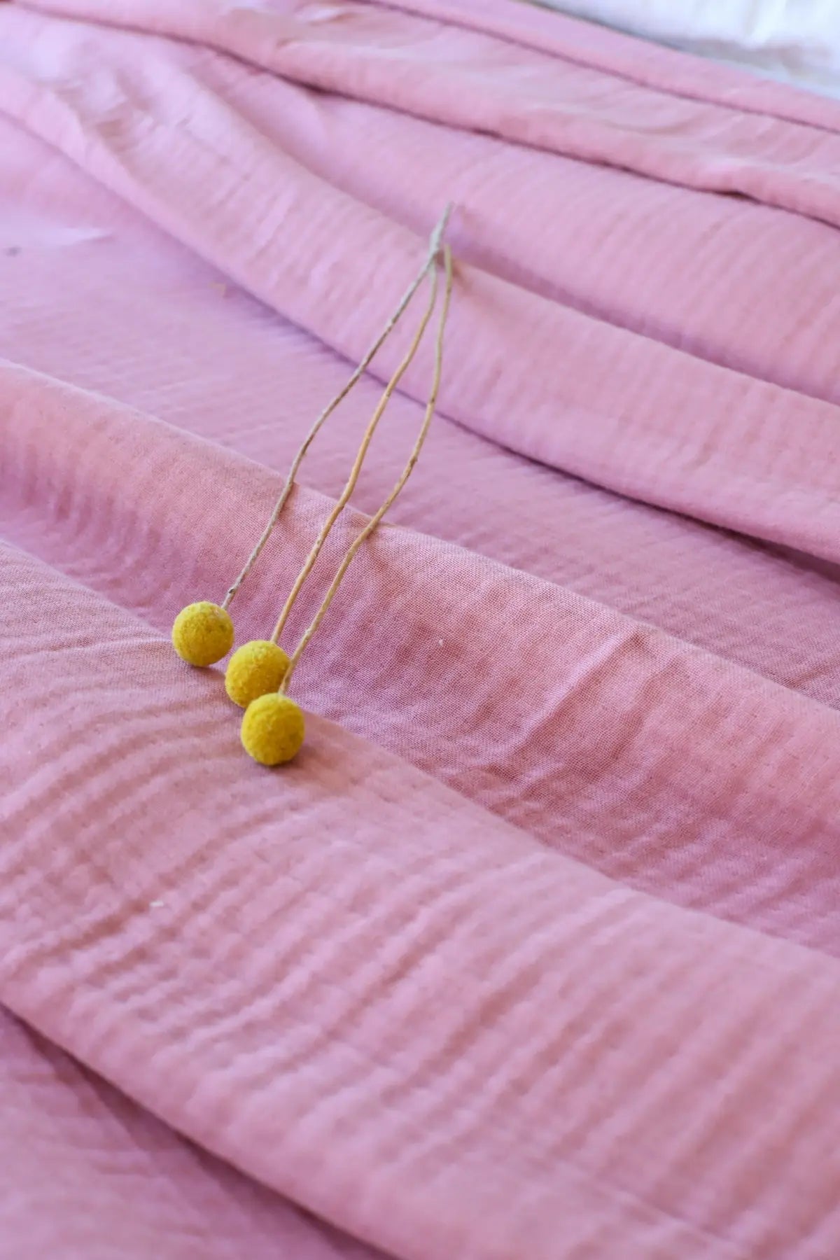 Pink handwoven 4-layer muslin Turkish cotton bedspread styled bedroom. Long-staple Denizli, OEKO-TEX. Vivamaison.