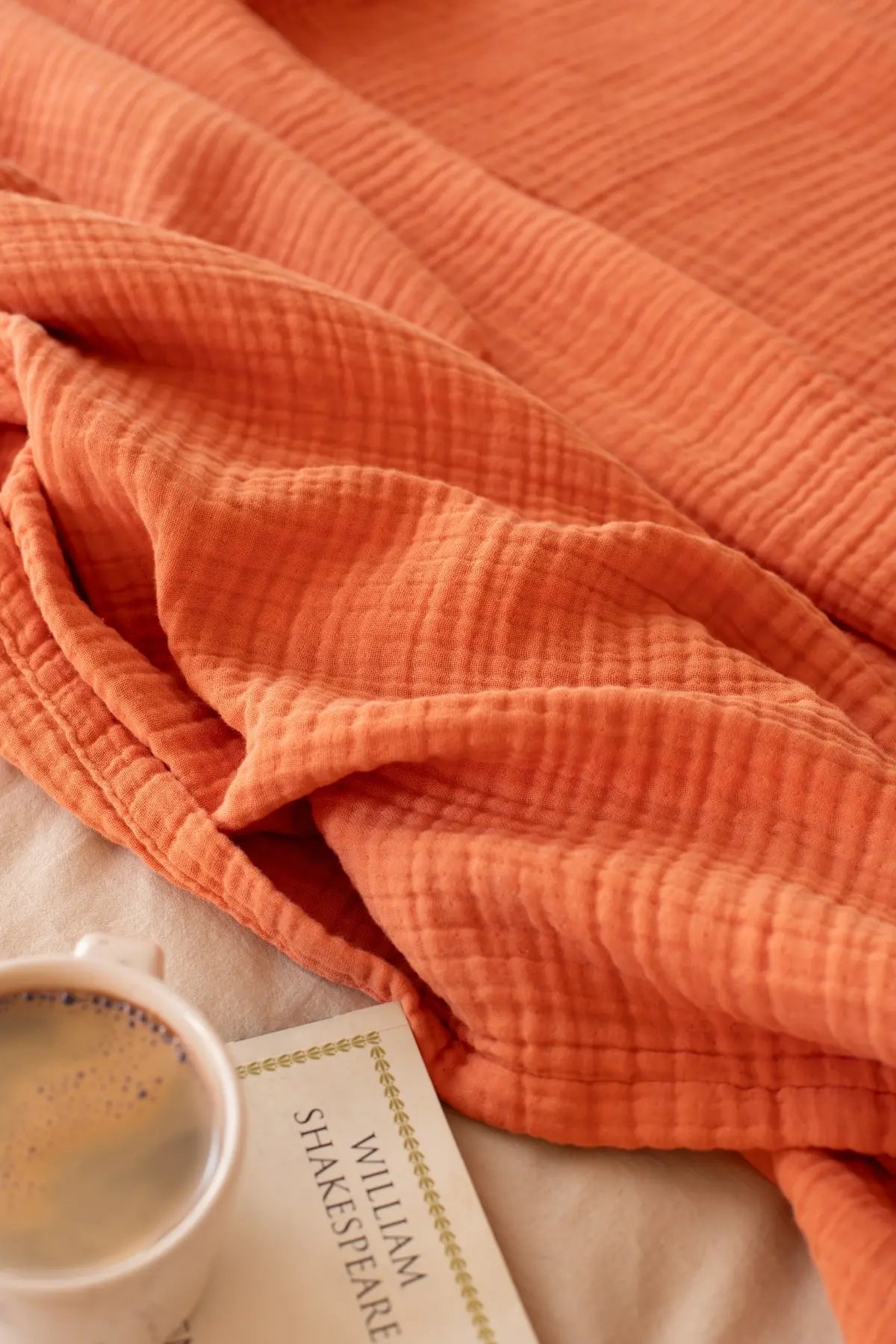 Tile handwoven 4-layer muslin Turkish cotton bedspread detail. Long-staple Denizli, OEKO-TEX. Vivamaison.