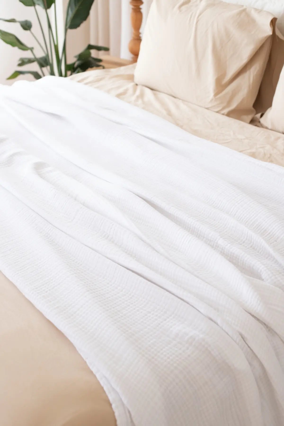 White handwoven 4-layer muslin Turkish cotton bedspread folded flat lay. Long-staple Denizli, OEKO-TEX. Vivamaison.