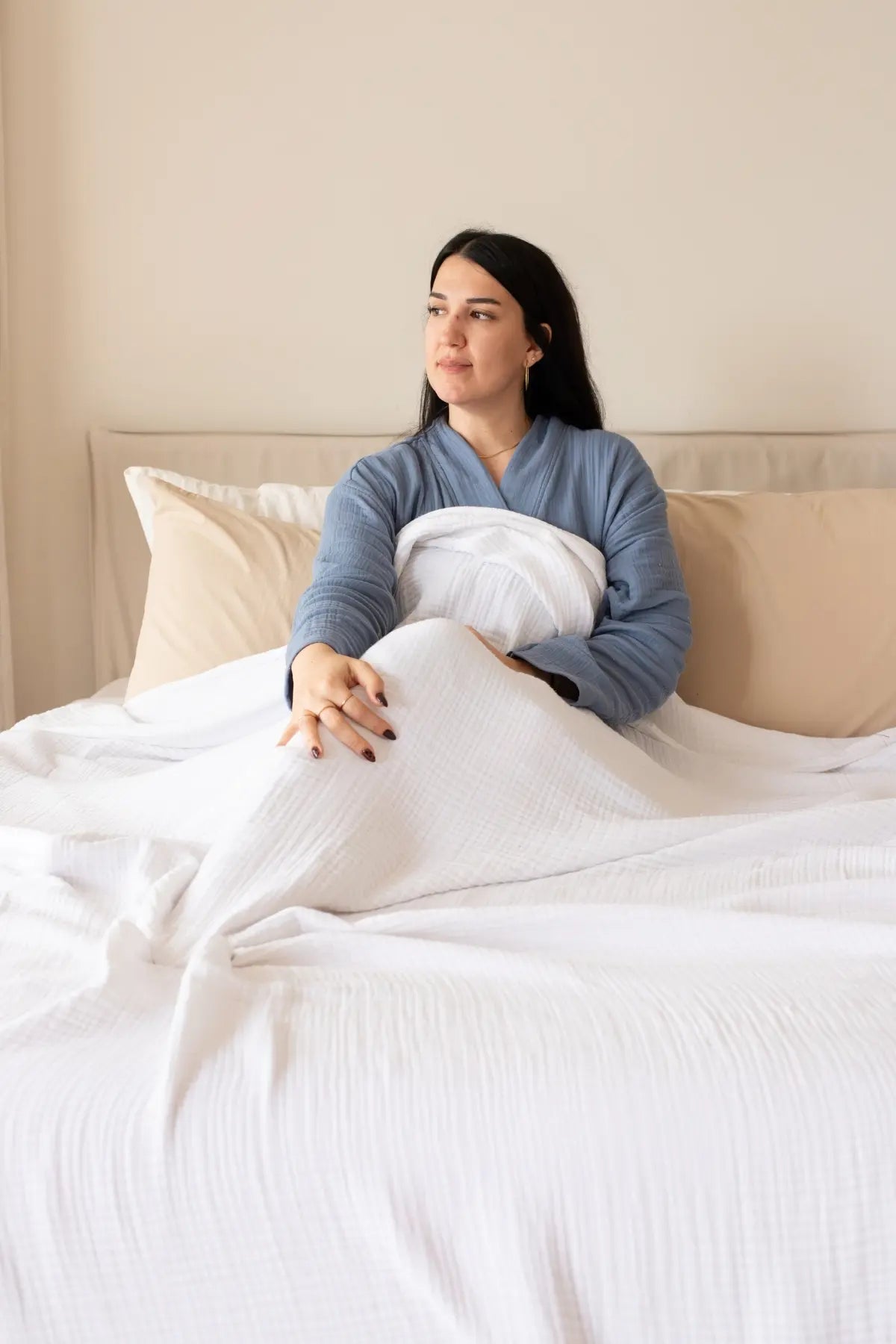 White handwoven 4-layer muslin Turkish cotton bedspread lifestyle. Long-staple Denizli, OEKO-TEX. Vivamaison.