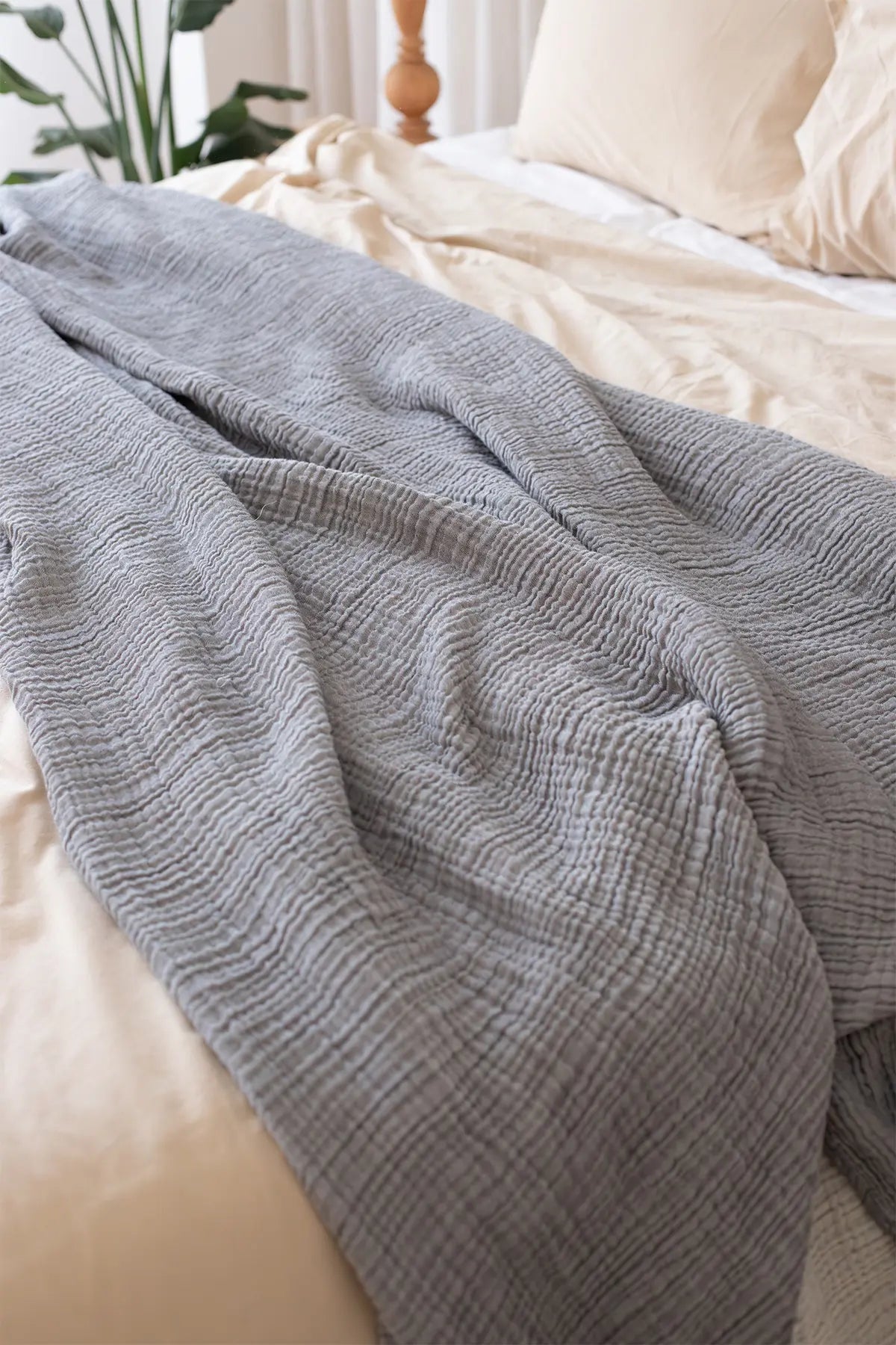 Grey handwoven 4-layer soft muslin fringed bedspread fringe close up. Tasseled edges, Denizli, OEKO-TEX. Vivamaison.