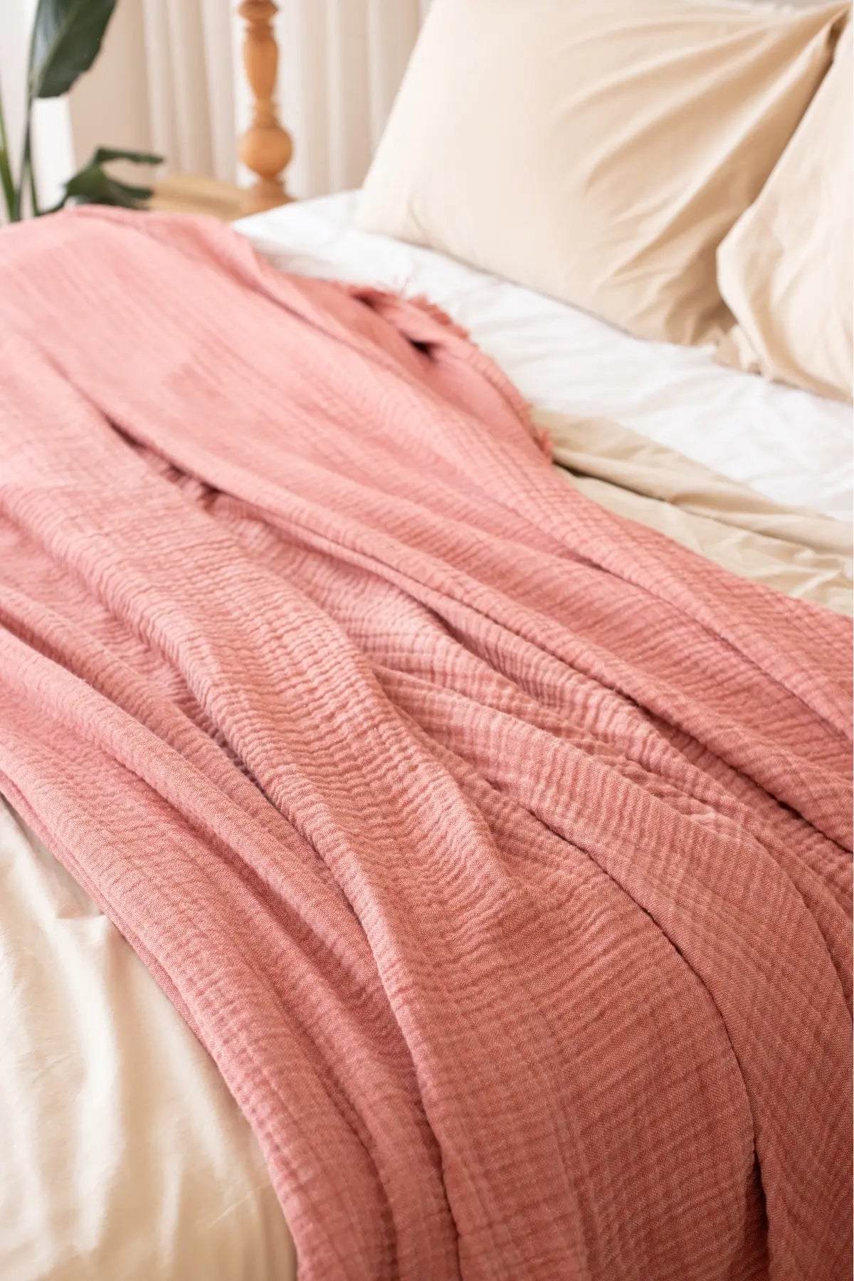 Terracotta handwoven 4-layer soft muslin fringed bedspread fringe close up. Tasseled edges, Denizli, OEKO-TEX. Vivamaison.