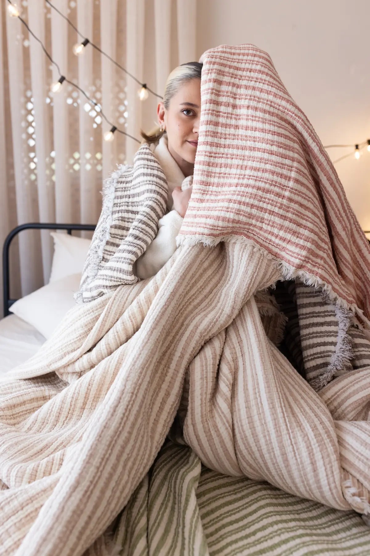 Terracotta Striped handwoven 8-layer muslin Turkish cotton quilt detail. Hand-tied fringe Denizli, OEKO-TEX. Vivamaison.