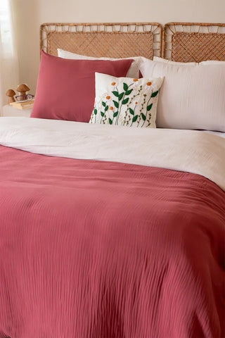 Burgundy Ecru reversible double-sided 4-layer muslin duvet cover pillow styling. Handwoven Denizli, OEKO-TEX. Vivamaison.