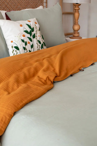 Caramel Sage Green reversible double-sided 4-layer muslin duvet cover reverse detail. Handwoven Denizli, OEKO-TEX. Vivamaison