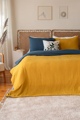 Mustard Indigo Blue reversible double-sided 4-layer muslin duvet cover bedroom lifestyle. Handwoven Denizli, OEKO-TEX. Vivama