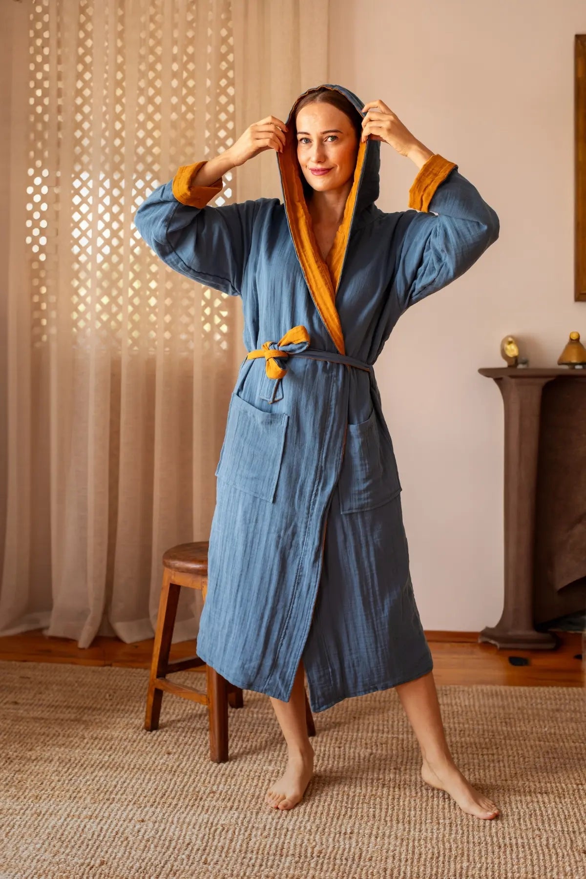 Reversible muslin bathrobe indigo outer mustard inner front. Handwoven Turkish cotton Denizli, OEKO-TEX. Vivamaison.