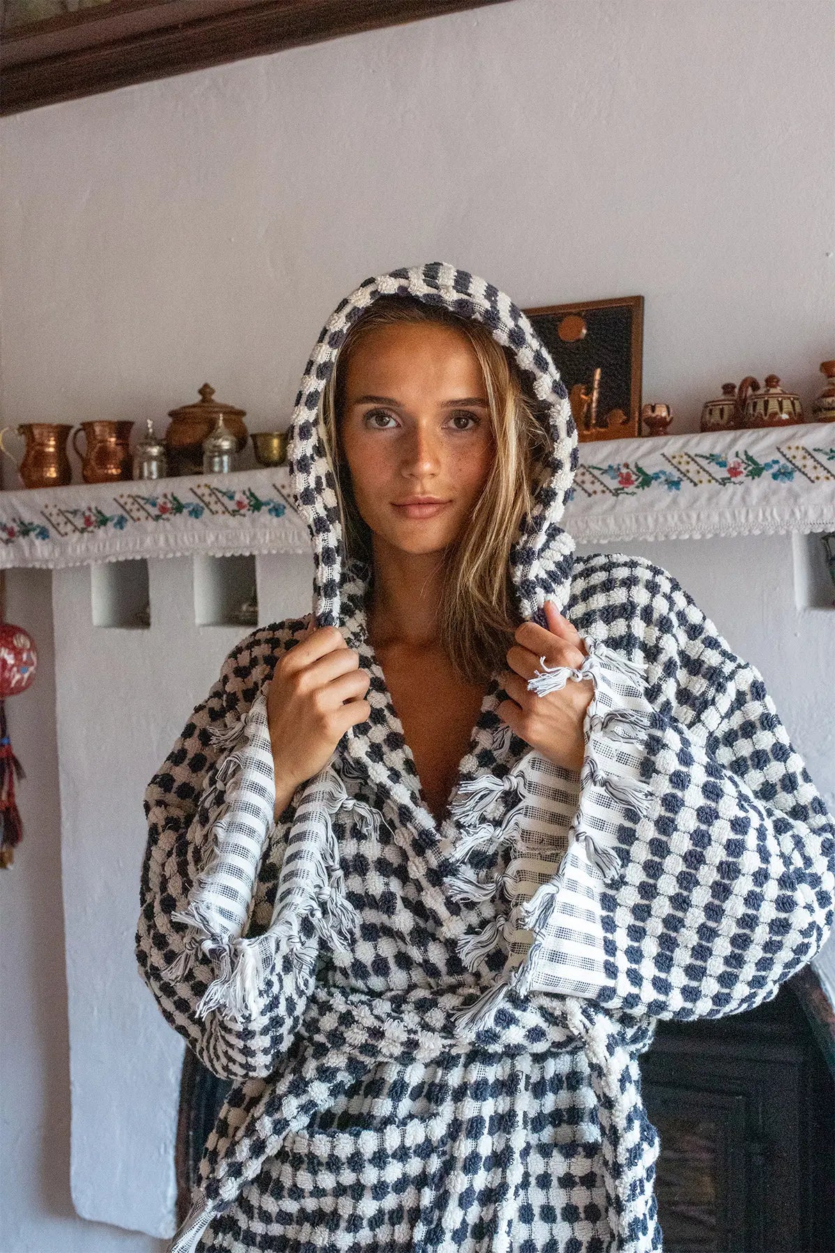 Anthracite white mosaic bathrobe hood up front closeup. Handwoven Turkish cotton Denizli, OEKO-TEX. Vivamaison.