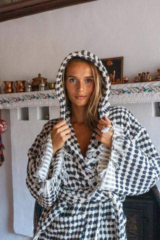 Anthracite white mosaic bathrobe hood up front closeup. Handwoven Turkish cotton Denizli, OEKO-TEX. Vivamaison.