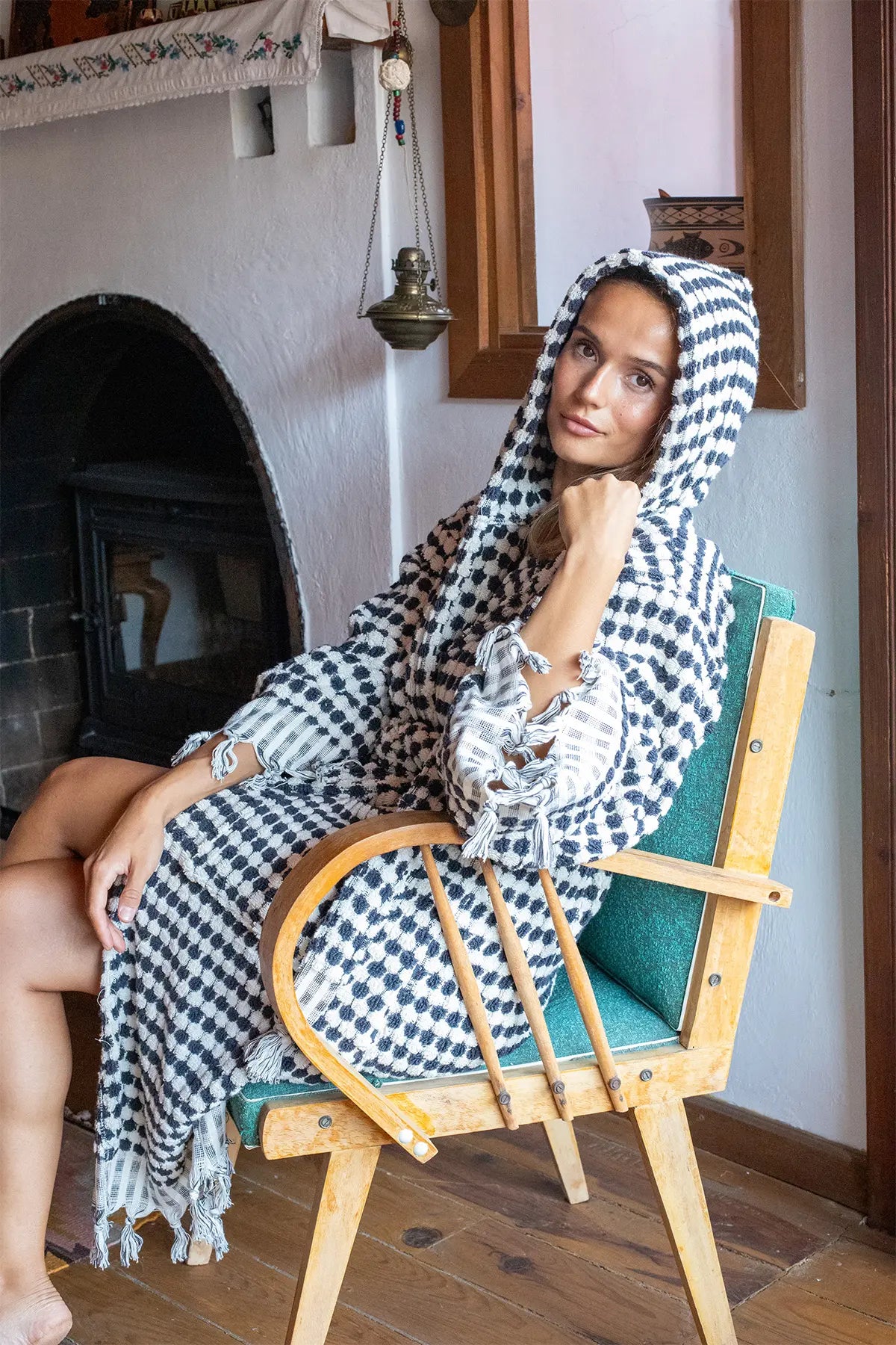 Anthracite white mosaic bathrobe hood up seated view. Handwoven Turkish cotton Denizli, OEKO-TEX. Vivamaison.