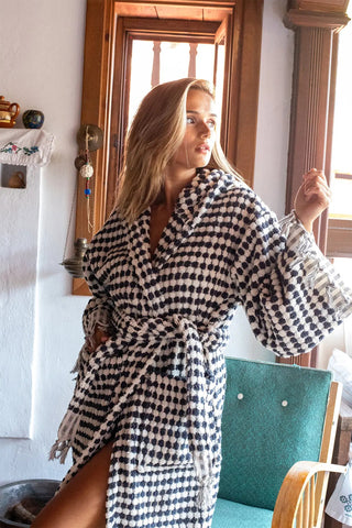 Anthracite white mosaic bathrobe side lifestyle, handwoven Turkish cotton. Denizli heritage, OEKO-TEX. Vivamaison.