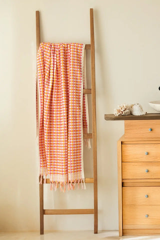 Orange Pink handwoven Turkish cotton pom pom woven towel set detail. Tasseled fringe Denizli, OEKO-TEX. Vivamaison.