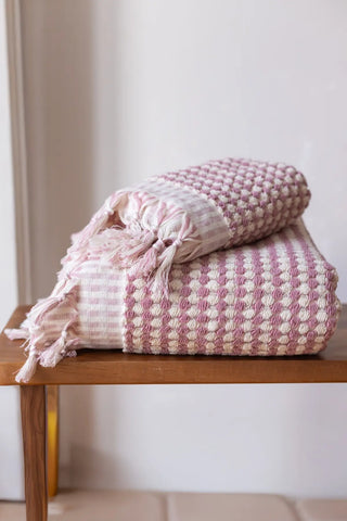 Pink handwoven Turkish cotton pom pom woven towel set detail. Tasseled fringe Denizli, OEKO-TEX. Vivamaison.