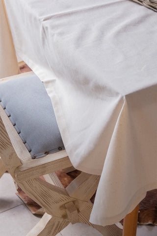 Natural handwoven raw linen plain tablecloth corner detail. Undyed flax Denizli, OEKO-TEX. Vivamaison.