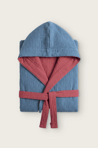 Reversible 4-layer muslin hooded bathrobe, indigo blue outer and burgundy inner, folded front view