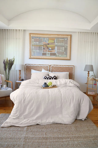 Ecru handwoven soft muslin Turkish cotton plain duvet cover bedroom lifestyle. Long-staple Denizli, OEKO-TEX. Vivamaison.