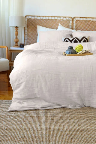Ecru handwoven soft muslin Turkish cotton plain duvet cover detail. Long-staple Denizli, OEKO-TEX. Vivamaison.