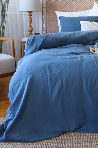 Indigo Blue handwoven soft muslin Turkish cotton plain duvet cover detail. Long-staple Denizli, OEKO-TEX. Vivamaison.