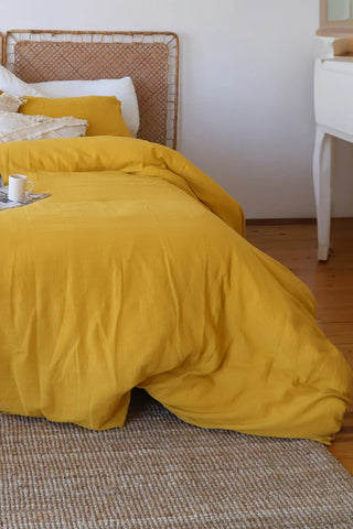 Mustard handwoven soft muslin Turkish cotton plain duvet cover detail. Long-staple Denizli, OEKO-TEX. Vivamaison.