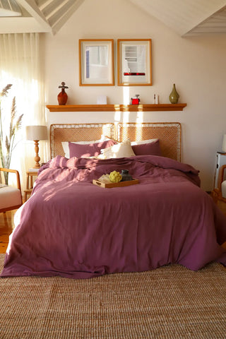 Plum handwoven soft muslin Turkish cotton plain duvet cover bedroom lifestyle. Long-staple Denizli, OEKO-TEX. Vivamaison.