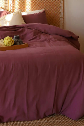 Plum handwoven soft muslin Turkish cotton plain duvet cover detail. Long-staple Denizli, OEKO-TEX. Vivamaison.