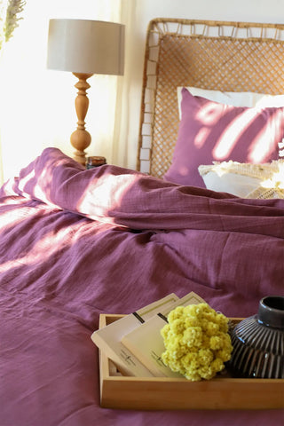 Plum handwoven soft muslin Turkish cotton plain duvet cover folded flat lay. Long-staple Denizli, OEKO-TEX. Vivamaison.