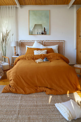 Terracotta handwoven soft muslin Turkish cotton plain duvet cover bedroom lifestyle. Long-staple Denizli, OEKO-TEX. Vivamaiso