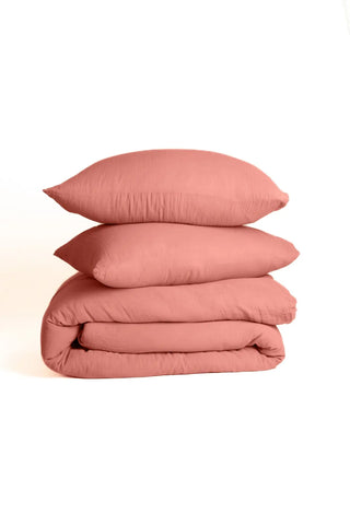 Terracotta handwoven soft muslin Turkish cotton plain duvet cover close up. Long-staple Denizli, OEKO-TEX. Vivamaison.