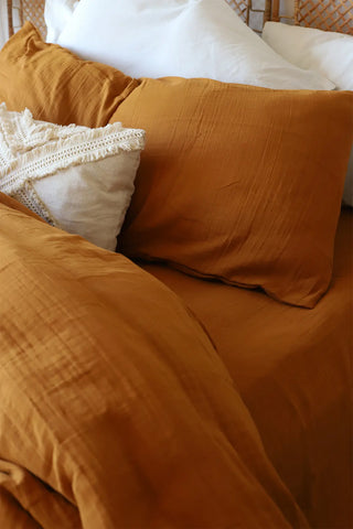Terracotta handwoven soft muslin Turkish cotton plain duvet cover styled bed. Long-staple Denizli, OEKO-TEX. Vivamaison.