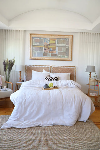 White handwoven soft muslin Turkish cotton plain duvet cover bedroom lifestyle. Long-staple Denizli, OEKO-TEX. Vivamaison.