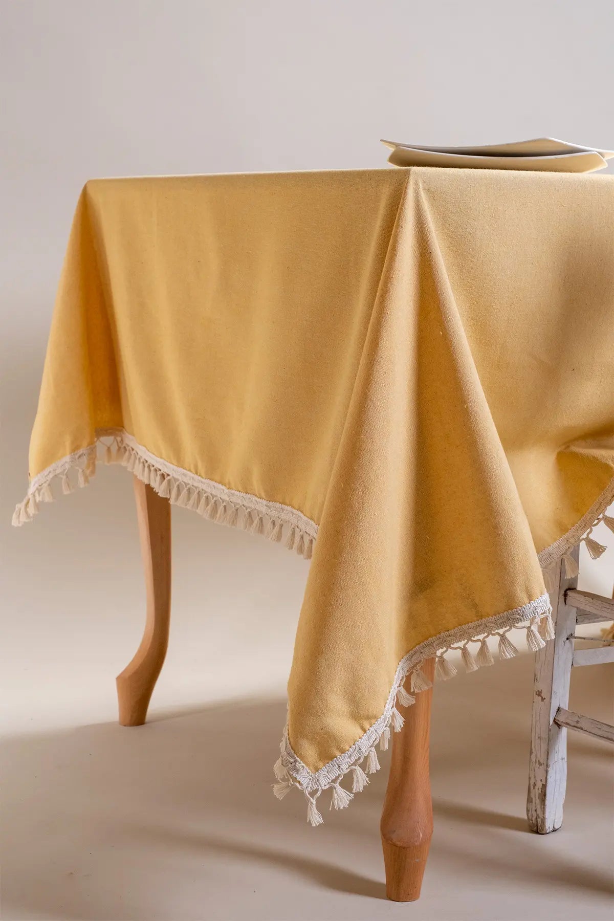 Yellow handwoven solid color Turkish cotton tassel tablecloth detail. Tasseled edges Denizli, OEKO-TEX. Vivamaison.