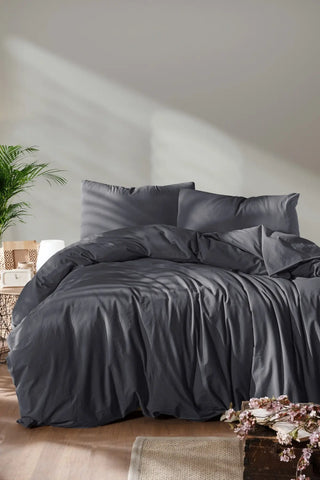 Anthracite handwoven stonewashed Turkish cotton duvet cover bedroom lifestyle. Vintage-soft Denizli, OEKO-TEX. Vivamaison.