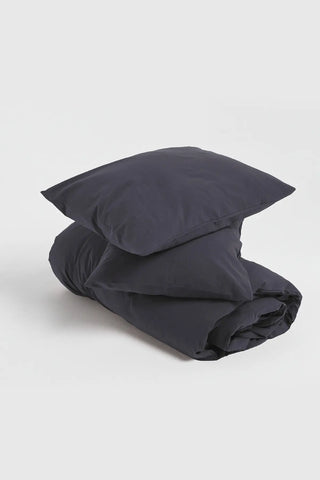 Anthracite handwoven stonewashed Turkish cotton duvet cover styled bed. Vintage-soft Denizli, OEKO-TEX. Vivamaison.