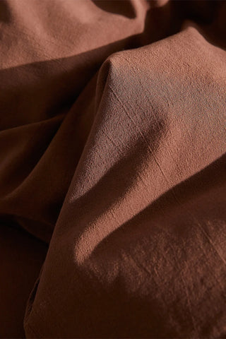 Brown handwoven stonewashed Turkish cotton duvet cover styled bed. Vintage-soft Denizli, OEKO-TEX. Vivamaison.