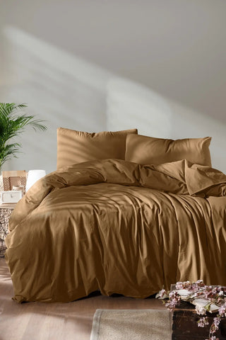 Caramel handwoven stonewashed Turkish cotton duvet cover bedroom lifestyle. Vintage-soft Denizli, OEKO-TEX. Vivamaison.