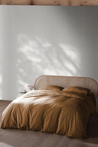 Caramel handwoven stonewashed Turkish cotton duvet cover detail. Vintage-soft Denizli, OEKO-TEX. Vivamaison.