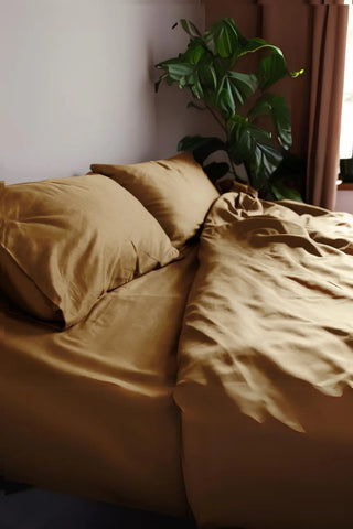 Caramel handwoven stonewashed Turkish cotton duvet cover folded flat lay. Vintage-soft Denizli, OEKO-TEX. Vivamaison.