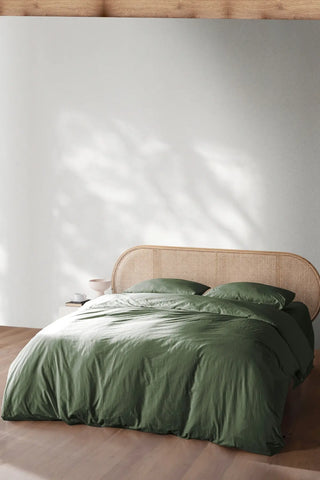 Green handwoven stonewashed Turkish cotton duvet cover bedroom lifestyle. Vintage-soft Denizli, OEKO-TEX. Vivamaison.