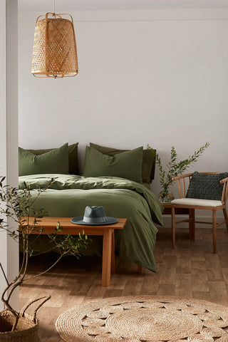 Green handwoven stonewashed Turkish cotton duvet cover detail. Vintage-soft Denizli, OEKO-TEX. Vivamaison.
